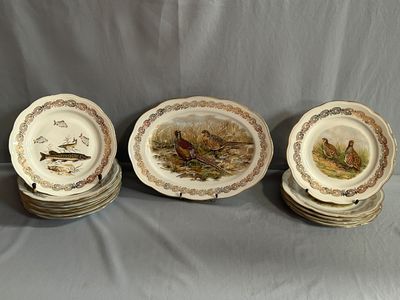 quatre assiettes ornées d'oiseaux et de poissons, posées sur une table