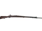un fusil avec un canon en bois sur fond blanc