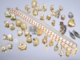 de nombreux types de bijoux sur la table