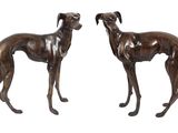 paire de statues de lévriers en bronze sur fond blanc, avec un fond blanc