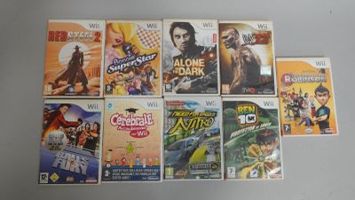 de nombreuses jaquettes de jeux vidéo posées ensemble sur la table