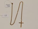 un gros plan d'un collier orné d'une croix et d'une étiquette