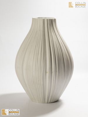 un vase blanc posé sur une table