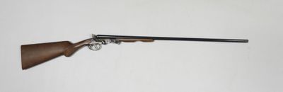 le fusil est accroché au mur et prêt à l'emploi