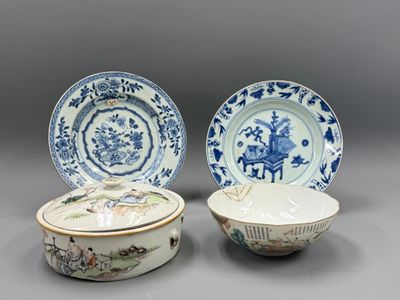 paire de bols en porcelaine chinoise bleue et blanche avec couvercles