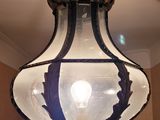 une lampe suspendue au plafond de la pièce