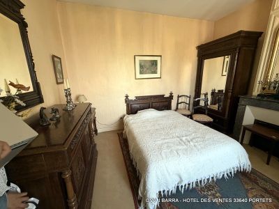 Une chambre complète comprenant une armoire (Dim.