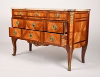 Commode en marqueterie ouvrant trois tiroirs en façade. (photo 5)