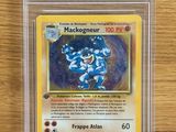 une carte à collectionner Pokémon dans un étui en plastique posé sur une table