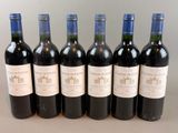 six bouteilles de vin sont alignées sur une table