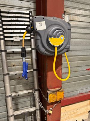 un tuyau fixé à un mât devant un immeuble