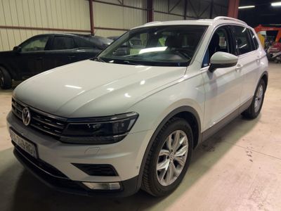 la Volkswagen Tiguan blanche garée dans un garage, avec d'autres voitures en arrière-plan
