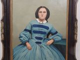 Un vieux tableau représentant une femme en robe bleue est accroché au mur.