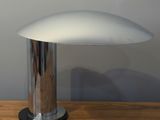 une photo d'une lampe de table posée sur une table en bois