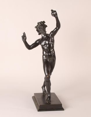 une image représentant une statue d'un homme tenant une raquette de tennis