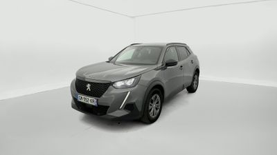 Un SUV gris est garé dans une pièce blanche.