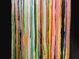 une peinture abstraite représentant des rayures multicolores sur fond noir