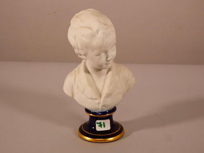un buste blanc représentant un jeune garçon, posé sur un socle bleu et or