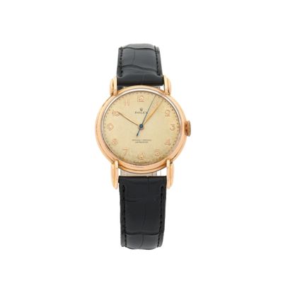 gros plan d'une montre sur fond blanc
