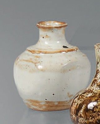 deux vases posés sur une table