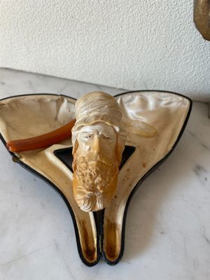une statue d'éléphant posée sur un plateau, lui-même posé sur une table
