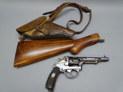 un pistolet et un sac à main posés sur une table