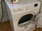 une machine à laver et des toilettes dans une petite pièce