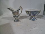 deux petits vases posés l'un à côté de l'autre sur une table