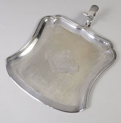 une assiette en argent sur laquelle est représenté un astronaute