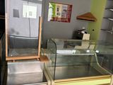 une vitrine en verre au milieu d'une cuisine