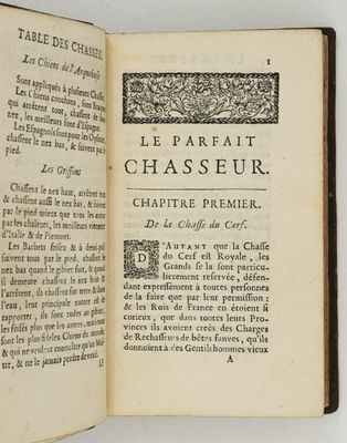 un livre ouvert contenant l'image en noir et blanc d'une page