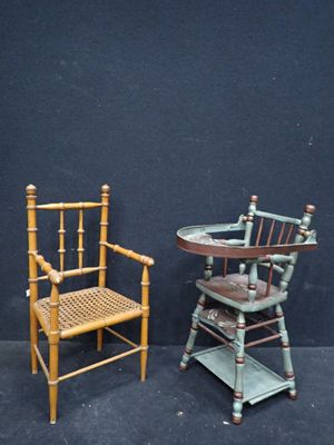 deux chaises et une table dans le coin d'une pièce