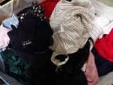 une valise remplie de vêtements, avec un sac à dos à l'intérieur