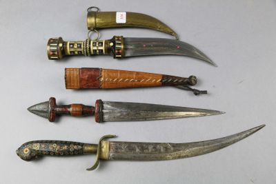 several different types of knives are lined up on a table