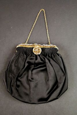 Petit sac de soirée en soie noire.