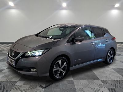 La Nissan Leaf, un véhicule électrique, est garée sur un sol à damier.