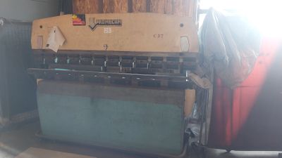 une grande machine qui se trouve dans un garage