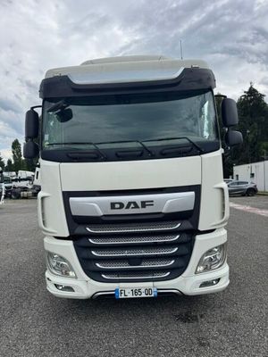 la photo d'un camion blanc garé sur un parking