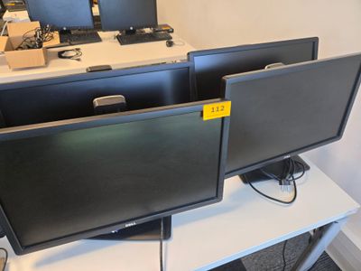 deux écrans d'ordinateur posés sur un bureau blanc