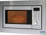 un micro-ondes contenant un panier rempli d'aliments