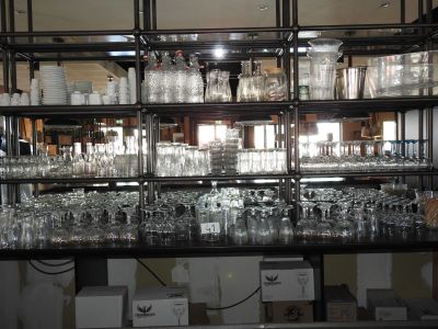 de nombreux verres sur les étagères de la pièce