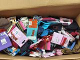 une boîte en carton remplie de nombreux vêtements et chaussettes