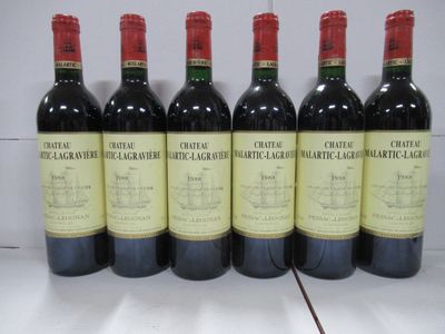 six bouteilles de vin rouge sont alignées sur un comptoir