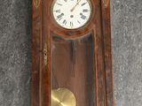 une horloge en bois accrochée au mur