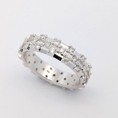 gros plan d'une bague en diamant sur une surface blanche