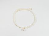 un bracelet composé d'une seule rangée de perles, muni d'un fermoir doré