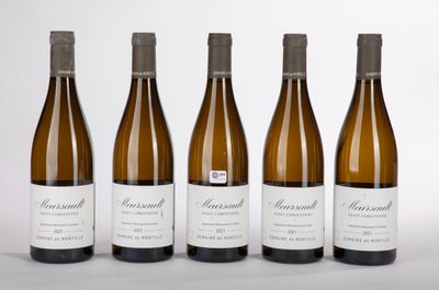 quatre bouteilles de vin sont alignées sur une surface blanche