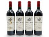 trois bouteilles de vin sont alignées sur une surface blanche