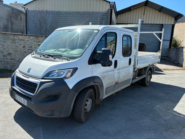 Véhicule utilitaire PEUGEOT Boxer immatriculé EZ-014-ZB, 1ère mis...
