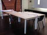 une table et des chaises dans une pièce dotée d'une verrière
